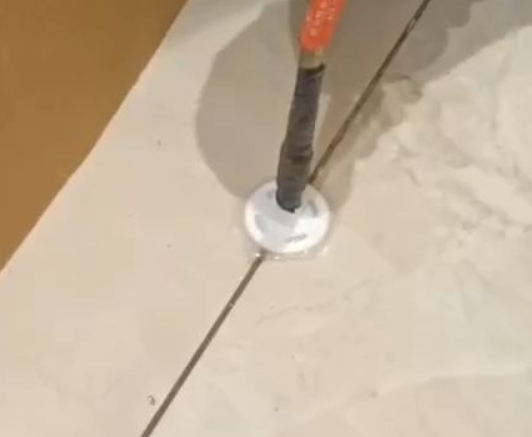 亳州市瓷砖空鼓维修公司专业解答瓷砖在铺贴过程中，如果没有涂抹均匀到位的粘结材料（如水泥砂浆或瓷砖胶），可能会导致以下问题