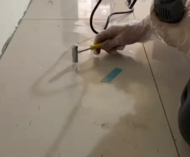 亳州市瓷砖开裂维修公司专业分享瓷砖在铺贴前如果没有沥干水分，将会导致以下问题